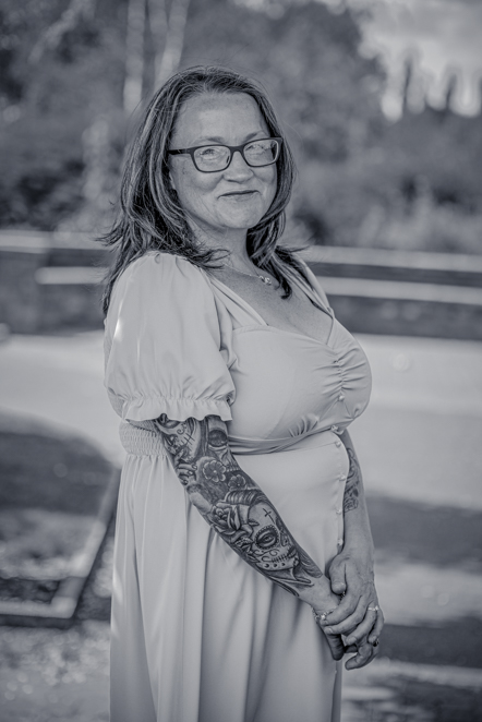Black-and-white image of Side angle of woman