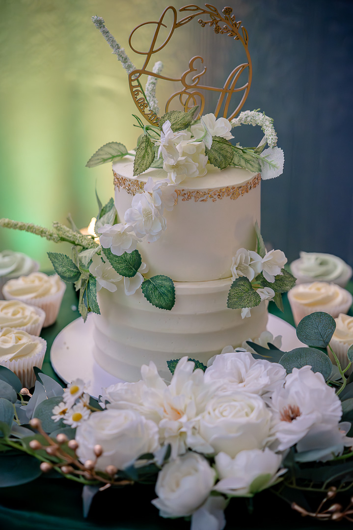 Green wedding cake displayed at Bucks Bar, reflecting the couple’s classic wedding style